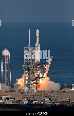 Cape Canaveral, Florida. Februar 6, 2018. Eine SpaceX Falcon schwere Rakete hebt ab in den Weltraum während einer Demonstration Flug von Launch Complex 39A am Kennedy Space Center Februar 6, 2018 in Cape Canaveral, Florida. SpaceX erfolgreich gestartet leistungsstärkste Rakete der Welt, die schließlich eine Mannschaft zum Mars. Credit: Planetpix/Alamy leben Nachrichten Stockfoto