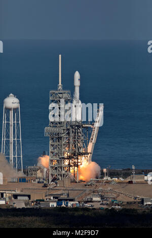 Cape Canaveral, Florida. Februar 6, 2018. Eine SpaceX Falcon schwere Rakete hebt ab in den Weltraum während einer Demonstration Flug von Launch Complex 39A am Kennedy Space Center Februar 6, 2018 in Cape Canaveral, Florida. SpaceX erfolgreich gestartet leistungsstärkste Rakete der Welt, die schließlich eine Mannschaft zum Mars. Credit: Planetpix/Alamy leben Nachrichten Stockfoto