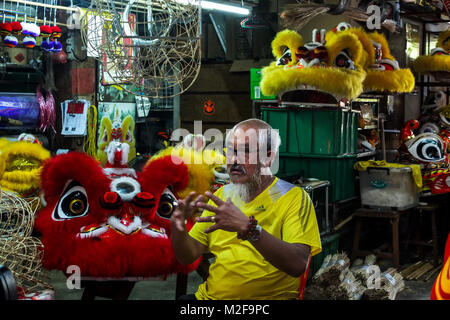 SUBANG, MALAYSIA - Februar 07: Wan Hang Seng (WSH) Dragon & Lion Arts Eigentümer Siow spricht mit lokalen Journalisten während Interview für die kommenden chinesischen neuen Jahres in seinem Werk in Subang außerhalb Kuala Lumpur am 7. Februar 2018. WSH produzieren rund 500 lion Köpfe pro Jahr mit einigen nach Asien exportiert wird wie Taiwan, Japan, Hong Kong, den Vereinigten Staaten und um die Welt. Die traditionelle Lion's Head bestimmte Kombinationen von Farbe und Design erstellt wurden, als eine Hommage an den berühmten chinesischen historischen, gesamte Prozess von Hand gemacht ist und Rattan wird verwendet, um die skelettstruktur des Kopfes mit La zu bilden Stockfoto