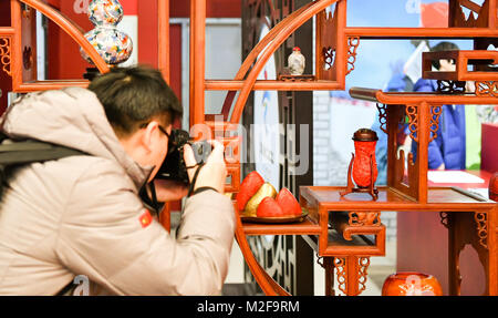 Pyeongchang, Südkorea. 7 Feb, 2018. Ein Besucher nimmt Fotos auf der China Haus für die PyeongChang 2018 Winter-olympischen Spiele in Tainan, Südkorea, Feb 7, 2018. Das 4-stöckige Gebäude offiziell eröffnet hier am Mittwoch. Credit: Wang Song/Xinhua/Alamy leben Nachrichten Stockfoto