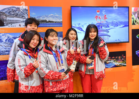 Pyeongchang, Südkorea. 7 Feb, 2018. Freiwillige posieren für Fotos an der China Haus für die PyeongChang 2018 Winter-olympischen Spiele in Tainan, Südkorea, Feb 7, 2018. Das 4-stöckige Gebäude offiziell eröffnet hier am Mittwoch. Credit: Wang Song/Xinhua/Alamy leben Nachrichten Stockfoto