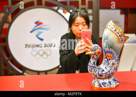 Pyeongchang, Südkorea. 7 Feb, 2018. Ein Mitarbeiter nimmt Fotos eines Chinesischen artcraft an der China Haus für die PyeongChang 2018 Winter-olympischen Spiele in Tainan, Südkorea, Feb 7, 2018. Das 4-stöckige Gebäude offiziell eröffnet hier am Mittwoch. Credit: Wang Song/Xinhua/Alamy leben Nachrichten Stockfoto