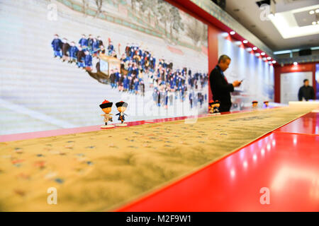 Pyeongchang, Südkorea. 7 Feb, 2018. Ein Mitarbeiter nimmt Fotos der Chinesischen Artcrafts an der China Haus für die PyeongChang 2018 Winter-olympischen Spiele in Tainan, Südkorea, Feb 7, 2018. Das 4-stöckige Gebäude offiziell eröffnet hier am Mittwoch. Credit: Wang Song/Xinhua/Alamy leben Nachrichten Stockfoto