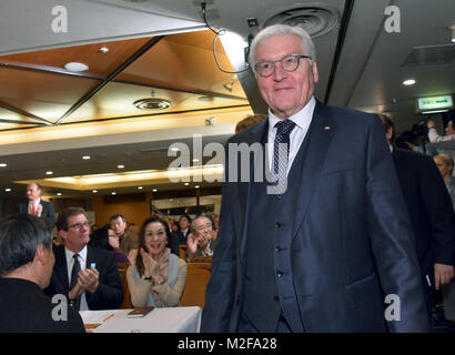 Tokio, Japan. 7 Feb, 2018. Deutsche Präsident Frank-Walter Steinmeier kommt an Tokyos Auslandskorrespondenten Club von Japan am Mittwoch, 7. Februar 2018. Steinmeier, der in Japan zum ersten Mal seit seinem Amtsantritt im März letzten Jahres, haben Gespräche mit dem japanischen Premierminister Shinzo Abe und Kaiser Akihito im Imperial Palace Treffen während seines Aufenthalts im Land. Credit: Natsuki Sakai/LBA/Alamy leben Nachrichten Stockfoto