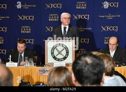 Tokio, Japan. 7 Feb, 2018. Deutsche Präsident Frank-Walter Steinmeier spricht bei seinem Auftritt in Tokyos Auslandskorrespondenten Club von Japan am Mittwoch, 7. Februar 2018. Steinmeier, der in Japan zum ersten Mal seit seinem Amtsantritt im März letzten Jahres, haben Gespräche mit dem japanischen Premierminister Shinzo Abe und Kaiser Akihito im Imperial Palace Treffen während seines Aufenthalts im Land. Credit: Natsuki Sakai/LBA/Alamy leben Nachrichten Stockfoto