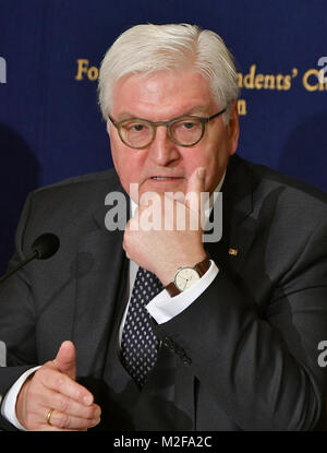 Tokio, Japan. 7 Feb, 2018. Deutsche Präsident Frank-Walter Steinmeier spricht bei seinem Auftritt in Tokyos Auslandskorrespondenten Club von Japan am Mittwoch, 7. Februar 2018. Steinmeier, der in Japan zum ersten Mal seit seinem Amtsantritt im März letzten Jahres, haben Gespräche mit dem japanischen Premierminister Shinzo Abe und Kaiser Akihito im Imperial Palace Treffen während seines Aufenthalts im Land. Credit: Natsuki Sakai/LBA/Alamy leben Nachrichten Stockfoto