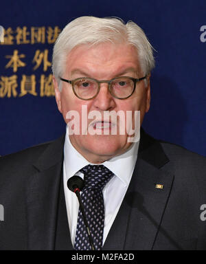 Tokio, Japan. 7 Feb, 2018. Deutsche Präsident Frank-Walter Steinmeier spricht bei seinem Auftritt in Tokyos Auslandskorrespondenten Club von Japan am Mittwoch, 7. Februar 2018. Steinmeier, der in Japan zum ersten Mal seit seinem Amtsantritt im März letzten Jahres, haben Gespräche mit dem japanischen Premierminister Shinzo Abe und Kaiser Akihito im Imperial Palace Treffen während seines Aufenthalts im Land. Credit: Natsuki Sakai/LBA/Alamy leben Nachrichten Stockfoto