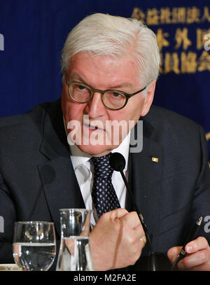 Tokio, Japan. 7 Feb, 2018. Deutsche Präsident Frank-Walter Steinmeier spricht bei seinem Auftritt in Tokyos Auslandskorrespondenten Club von Japan am Mittwoch, 7. Februar 2018. Steinmeier, der in Japan zum ersten Mal seit seinem Amtsantritt im März letzten Jahres, haben Gespräche mit dem japanischen Premierminister Shinzo Abe und Kaiser Akihito im Imperial Palace Treffen während seines Aufenthalts im Land. Credit: Natsuki Sakai/LBA/Alamy leben Nachrichten Stockfoto