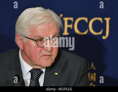 Tokio, Japan. 7 Feb, 2018. Deutsche Präsident Frank-Walter Steinmeier spricht bei seinem Auftritt in Tokyos Auslandskorrespondenten Club von Japan am Mittwoch, 7. Februar 2018. Steinmeier, der in Japan zum ersten Mal seit seinem Amtsantritt im März letzten Jahres, haben Gespräche mit dem japanischen Premierminister Shinzo Abe und Kaiser Akihito im Imperial Palace Treffen während seines Aufenthalts im Land. Credit: Natsuki Sakai/LBA/Alamy leben Nachrichten Stockfoto