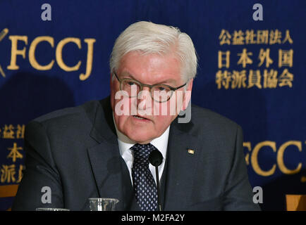 Tokio, Japan. 7 Feb, 2018. Deutsche Präsident Frank-Walter Steinmeier spricht bei seinem Auftritt in Tokyos Auslandskorrespondenten Club von Japan am Mittwoch, 7. Februar 2018. Steinmeier, der in Japan zum ersten Mal seit seinem Amtsantritt im März letzten Jahres, haben Gespräche mit dem japanischen Premierminister Shinzo Abe und Kaiser Akihito im Imperial Palace Treffen während seines Aufenthalts im Land. Credit: Natsuki Sakai/LBA/Alamy leben Nachrichten Stockfoto