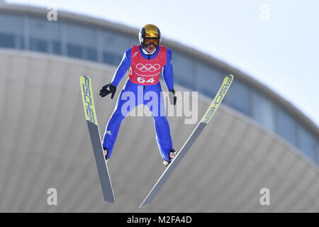 Richard Freitag (GER), Aktion, entsprungen. Skijjumping, Skispringen, Training am 08.02.2018, Olympische Winterspiele 2018, vom 09.02. - 25.02.2018 in PyeongChang/Suedkorea. | Verwendung weltweit Stockfoto