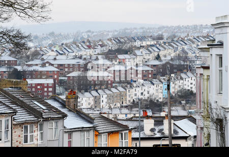 Brighton, Großbritannien, 7. Februar 2018 - Schnee bedeckten Dächer in Brighton am Morgen nach einer Nacht im Herbst, aber die Prognose ist für Sonnenschein über viele Teile des heutigen Großbritannien Foto von Simon Dack Credit: Simon Dack/Alamy leben Nachrichten Stockfoto