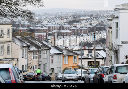 Brighton, Großbritannien, 7. Februar 2018 - Schnee bedeckten Dächer in Brighton am Morgen nach einer Nacht im Herbst, aber die Prognose ist für Sonnenschein über viele Teile des heutigen Großbritannien Foto von Simon Dack Credit: Simon Dack/Alamy leben Nachrichten Stockfoto