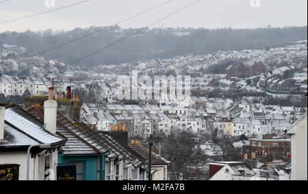 Brighton, Großbritannien, 7. Februar 2018 - Schnee bedeckten Dächer in Brighton am Morgen nach einer Nacht im Herbst, aber die Prognose ist für Sonnenschein über viele Teile des heutigen Großbritannien Foto von Simon Dack Credit: Simon Dack/Alamy leben Nachrichten Stockfoto