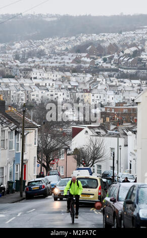 Brighton, Großbritannien, 7. Februar 2018 - Schnee bedeckten Dächer in Brighton am Morgen nach einer Nacht im Herbst, aber die Prognose ist für Sonnenschein über viele Teile des heutigen Großbritannien Foto von Simon Dack Credit: Simon Dack/Alamy leben Nachrichten Stockfoto