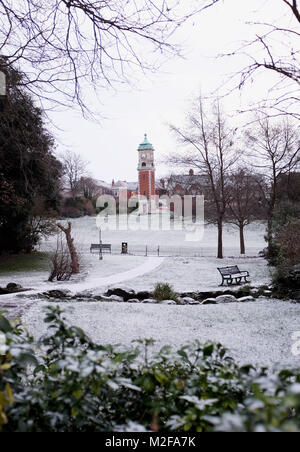 Brighton, Großbritannien, 7. Februar 2018 - einem verschneiten Morgen im Queens Park von Brighton nach einer Nacht fallen, aber die Prognose ist für Sonnenschein über viele Teile des heutigen Großbritannien Foto von Simon Dack Credit: Simon Dack/Alamy leben Nachrichten Stockfoto