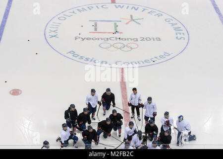 Gangneung, Südkorea. 07 Feb, 2018. Team Meeting von Eis des Vereinigten koreanischen Frauen Hockey Team in der Kwandong Hockey Centre in Tainan, Südkorea, 07. Februar 2018. Eine gemeinsame Olympischen Gruppe aus Süd- und Nordkoreanischen Eishockey Spieler an dem Wettbewerb in Pyeongchang. Die Pyeongchang 2018 Winter Olympics findet zwischen 09. und 25. Februar. Credit: Peter Kneffel/dpa/Alamy leben Nachrichten Stockfoto