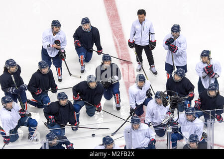 Gangneung, Südkorea. 07 Feb, 2018. Team Meeting von Eis des Vereinigten koreanischen Frauen Hockey Team in der Kwandong Hockey Centre in Tainan, Südkorea, 07. Februar 2018. Eine gemeinsame Olympischen Gruppe aus Süd- und Nordkoreanischen Eishockey Spieler an dem Wettbewerb in Pyeongchang. Die Pyeongchang 2018 Winter Olympics findet zwischen 09. und 25. Februar. Credit: Peter Kneffel/dpa/Alamy leben Nachrichten Stockfoto