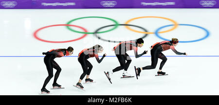 Pyeongchang, Südkorea. 7 Feb, 2018. Kanada's Speed Skater Zug vor ihre Spiele auf 2018 PyeongChang Winter-olympischen Spiele bei Gangneung Oval, Südkorea, Feb 7, 2018. Credit: Ju Huanzong/Xinhua/Alamy leben Nachrichten Stockfoto