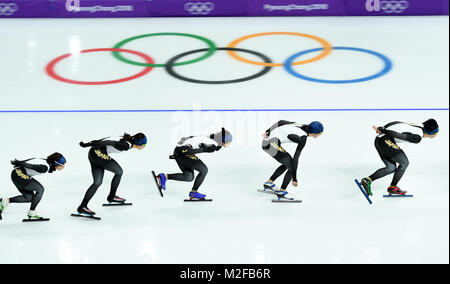 Pyeongchang, Südkorea. 7 Feb, 2018. Japan's Speed Skater Zug vor ihre Spiele auf 2018 PyeongChang Winter-olympischen Spiele bei Gangneung Oval, Südkorea, Feb 7, 2018. Credit: Ju Huanzong/Xinhua/Alamy leben Nachrichten Stockfoto