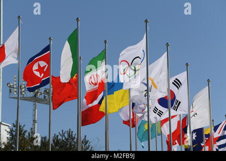 Pyeongchang, Südkorea. 07 Jan, 2018. Die olympische Flagge (C), die Nordkoreanische Flagge (L) und der Koreanischen Flagge (2. von rechts) im Wind vor dem Olympiastadion in Pyeongchang, Südkorea, 07. Januar 2018. Die Pyeongchang 2018 Winter Olympics findet zwischen 09. und 25. Februar. Credit: Hendrik Schmidt/dpa/Alamy leben Nachrichten Stockfoto