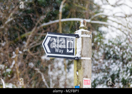 North Downs Way Wegweiser im Schnee Stockfoto