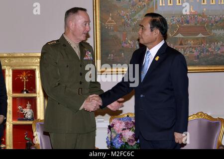 Bangkok, Thailand. 7 Feb, 2018. Thailändische Ministerpräsident Prayut Chan-o-cha (R) schüttelt Hände mit Gen. Joseph Dunford, Vorsitzender des US-Generalstabs, bei ihrem Treffen in Bangkok, Thailand, Feb 7, 2018. Credit: Thai Government House/Xinhua/Alamy leben Nachrichten Stockfoto