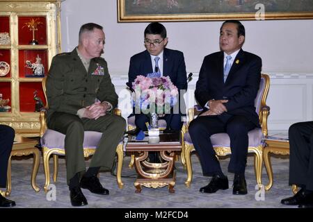 Bangkok, Thailand. 7 Feb, 2018. Thailändische Ministerpräsident Prayut Chan-o-cha (R) trifft sich mit Gen. Joseph Dunford, Vorsitzender des US-Generalstabs, bei ihrem Treffen in Bangkok, Thailand, Feb 7, 2018. Credit: Thai Government House/Xinhua/Alamy leben Nachrichten Stockfoto