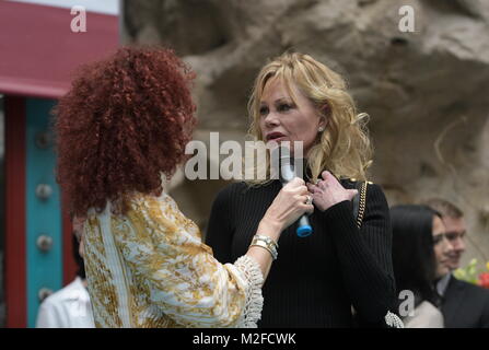 Wien, Österreich. 7. Februar 2018. Der österreichische Millionär Richard Lugner präsentiert die amerikanische Filmstar Melanie Griffith zu einer Autogrammstunde in der Stadt Lugner. Das Bild zeigt Christina Lugner (L) und Melanie Griffith (R). Kredit: Franz Perc / Alamy Live News Stockfoto