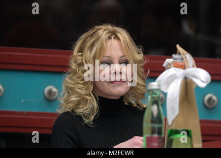 Wien, Österreich. 7. Februar 2018. Die amerikanische Filmstar Melanie Griffith, zu einer Autogrammstunde in der Lugner City. Das Bild zeigt Melanie Griffith . Kredit: Franz Perc / Alamy Live News Stockfoto