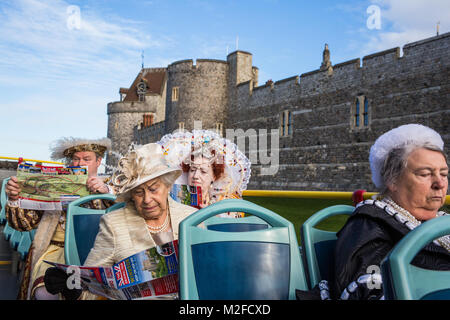 Windsor, Großbritannien. 7. Februar, 2018. Schauspieler König Heinrich VIII., Queen Elizabeth I, Queen Victoria und Queen Elizabeth II starten Sie die Original Tour Windsor. Vom 10. Februar können die Besucher mit einem offenen Hop-on Hop-off Bus Tour von Windsor, Windsor Castle (einschließlich Ändern des Schutzes), Eton College, und der Windsor Farm Shop mit der Möglichkeit der Kombination mit einem 40-minütigen französischen Brüder Kreuzfahrt auf der Themse. Credit: Mark Kerrison/Alamy leben Nachrichten Stockfoto