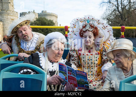 Windsor, Großbritannien. 7. Februar, 2018. Schauspieler König Heinrich VIII., Queen Elizabeth I, Queen Victoria und Queen Elizabeth II starten Sie die Original Tour Windsor. Vom 10. Februar können die Besucher mit einem offenen Hop-on Hop-off Bus Tour von Windsor, Windsor Castle (einschließlich Ändern des Schutzes), Eton College, und der Windsor Farm Shop mit der Möglichkeit der Kombination mit einem 40-minütigen französischen Brüder Kreuzfahrt auf der Themse. Credit: Mark Kerrison/Alamy leben Nachrichten Stockfoto