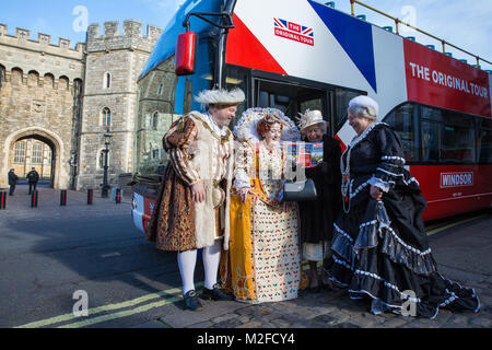 Windsor, Großbritannien. 7. Februar, 2018. Schauspieler König Heinrich VIII., Queen Elizabeth I, Queen Victoria und Queen Elizabeth II starten Sie die Original Tour Windsor. Vom 10. Februar können die Besucher mit einem offenen Hop-on Hop-off Bus Tour von Windsor, Windsor Castle (einschließlich Ändern des Schutzes), Eton College, und der Windsor Farm Shop mit der Möglichkeit der Kombination mit einem 40-minütigen französischen Brüder Kreuzfahrt auf der Themse. Credit: Mark Kerrison/Alamy leben Nachrichten Stockfoto