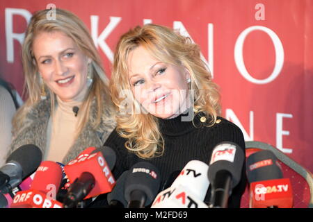 Wien, Österreich. 7. Februar 2018. Amerikanische Filmstar Melanie Griffith auf einer Pressekonferenz im Lugner Cinema. Das Bild zeigt (R) Melanie Griffith . Kredit: Franz Perc / Alamy Live News Stockfoto