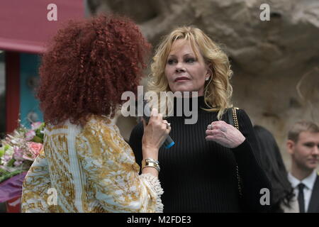 Wien, Österreich. 7. Februar 2018. Der österreichische Millionär Richard Lugner präsentiert die amerikanische Filmstar Melanie Griffith zu einer Autogrammstunde in der Stadt Lugner. Das Bild zeigt Christina Lugner (L) und Melanie Griffith (R). Kredit: Franz Perc / Alamy Live News Stockfoto