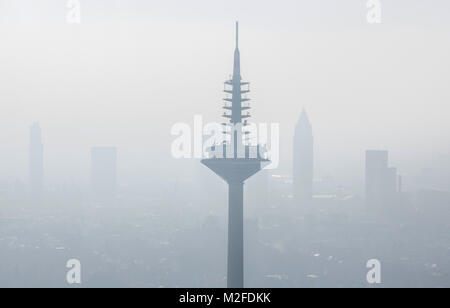 Frankfurt am Main, Deutschland. 07 Feb, 2018. Der Fernsehturm Europaturm, auch bekannt als der "ginnheimer Spargel" ("ginnheimer Spargel"), steigen über die Skyline, die während einer Inspektion der Föderalen Polizei in Frankfurt am Main, Deutschland, 07. Februar 2018. Credit: Boris Roessler/dpa/Alamy leben Nachrichten Stockfoto