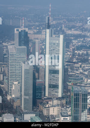 Frankfurt am Main, Deutschland. 07 Feb, 2018. Nebel hängt über der Banken- Skyline der Mainmetropole, die während einer Inspektion der Föderalen Polizei in Frankfurt am Main, Deutschland, 07. Februar 2018. Die Commerzbank Tower steht in der Mitte des Bildes, während die Helaba Tower hinter auf der linken Seite gesehen werden kann. Credit: Boris Roessler/dpa/Alamy leben Nachrichten Stockfoto