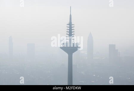 Frankfurt am Main, Deutschland. 07 Feb, 2018. Der Fernsehturm Europaturm, auch bekannt als der "ginnheimer Spargel" ("ginnheimer Spargel"), steigen über die Skyline, die während einer Inspektion der Föderalen Polizei in Frankfurt am Main, Deutschland, 07. Februar 2018. Credit: Boris Roessler/dpa/Alamy leben Nachrichten Stockfoto