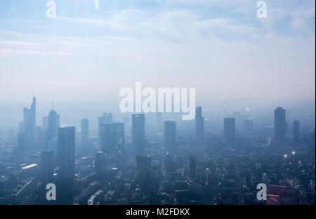 Frankfurt am Main, Deutschland. 07 Feb, 2018. Nebel hängt über der Banken- Skyline hinter der Altstadt der Mainmetropole, die während einer Inspektion der Föderalen Polizei in Frankfurt am Main, Deutschland, 07. Februar 2018. Credit: Boris Roessler/dpa/Alamy leben Nachrichten Stockfoto