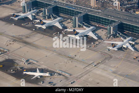 Frankfurt am Main, Deutschland. 07 Feb, 2018. Lufthansa Flugzeuge vor den Toren von Termional 1 während einer Inspektion der Bundespolizei in Frankfurt Airport in Frankfurt geparkt am Main, Deutschland, 07. Februar 2018. Credit: Boris Roessler/dpa/Alamy leben Nachrichten Stockfoto
