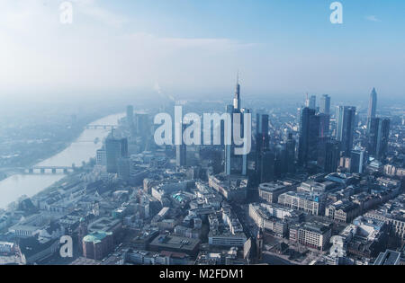 Frankfurt am Main, Deutschland. 07 Feb, 2018. Nebel hängt über der Banken- Skyline hinter der Altstadt der Mainmetropole, die während einer Inspektion der Föderalen Polizei in Frankfurt am Main, Deutschland, 07. Februar 2018. Der Main auf der linken Seite des Bildes mit der Commerzbank Tower Flows können in der Mitte und die Deutsche Bank Hauptsitz stehen am rechten Rand gesehen werden. Credit: Boris Roessler/dpa/Alamy leben Nachrichten Stockfoto