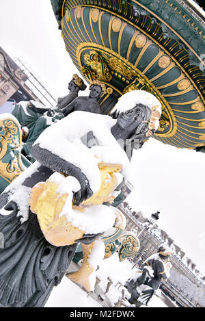 Paris. 7 Feb, 2018. Foto auf Feb 7, 2018 zeigt eine Statue der Brunnen der Flüsse auf der Place de la Concorde in Paris, Frankreich. Ein Snap kalt und intensivierte Schneefall hit Paris und seine Umgebung. Credit: Chen Yichen/Xinhua/Alamy leben Nachrichten Stockfoto