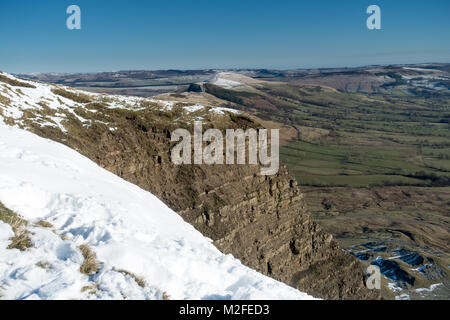 Ein Wintertag zu Fuß von Castleton im Peak District National Park entlang der Großen Ridge von Mam Tor Hill verlieren. Blauer Himmel und Schnee auf den höheren Boden und auf Kinder Scout Quelle: Eric Murphy/Alamy leben Nachrichten Stockfoto