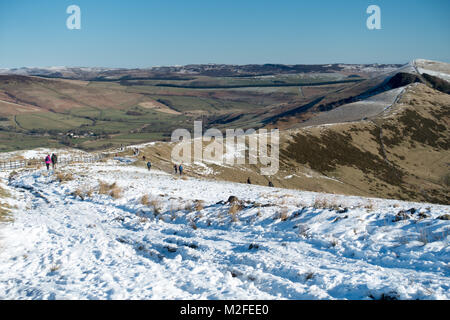 Ein Wintertag zu Fuß von Castleton im Peak District National Park entlang der Großen Ridge von Mam Tor Hill verlieren. Blauer Himmel und Schnee auf den höheren Boden und auf Kinder Scout Quelle: Eric Murphy/Alamy leben Nachrichten Stockfoto