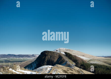 Ein Wintertag zu Fuß von Castleton im Peak District National Park entlang der Großen Ridge von Mam Tor Hill verlieren. Blauer Himmel und Schnee auf dem höheren Boden in Richtung Tor zurück und Verlieren Hill Quelle: Eric Murphy/Alamy leben Nachrichten Stockfoto