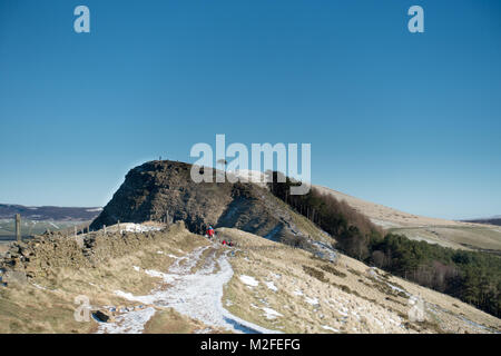 Ein Wintertag zu Fuß von Castleton im Peak District National Park entlang der Großen Ridge von Mam Tor Hill verlieren. Blauer Himmel und Schnee auf dem höheren Boden in Richtung Tor zurück und Verlieren Hill Quelle: Eric Murphy/Alamy leben Nachrichten Stockfoto