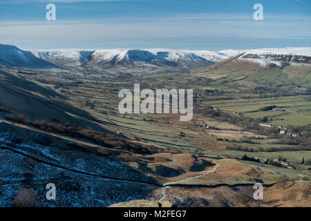 Ein Wintertag zu Fuß von Castleton im Peak District National Park entlang der Großen Ridge von Mam Tor Hill verlieren. Blauer Himmel und Schnee auf den höheren Boden und auf Kinder Scout nach unten das Tal von Edale in Richtung Braun Knoll und Kinder Scout Quelle: Eric Murphy/Alamy leben Nachrichten Stockfoto