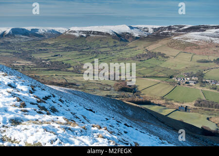 Ein Wintertag zu Fuß von Castleton im Peak District National Park entlang der Großen Ridge von Mam Tor Hill verlieren. Blauer Himmel und Schnee auf den höheren Boden und auf Kinder Scout nach unten das Tal von Edale in Richtung Braun Knoll und Kinder Scout Quelle: Eric Murphy/Alamy leben Nachrichten Stockfoto