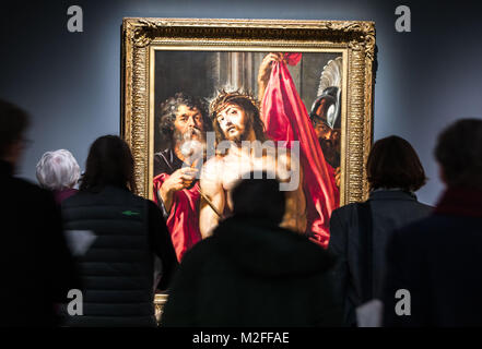 Frankfurt am Main, Deutschland. 07 Feb, 2018. Besucher der Presse vor-Tour der "Rubens. Kraft der Verwandlung" (Lit. Rubens. Macht der Transformation) Messestand vor Der prainting "Ecce Homo", die von Rubens, um 1612 gemalt wurde, Frankfurt am Main, Deutschland, 07. Februar 2018. Von 08 Februar bis 21. Mai rund 100 Werke präsentiert, darunter 31 Gemälde und 23 Zeichnungen von Rubens. Neben original Skulpturen von der Antike bis zur Renaissance, auch Gemälde und Grafiken von Vorläufer zu Rubens sind zu sehen. Foto: Frank Rumpenhorst/dpa/Alamy leben Nachrichten Stockfoto