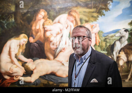 Frankfurt am Main, Deutschland. 07 Feb, 2018. Jochen Sander, Kurator der Ausstellung "Rubens. Kraft der Verwandlung" (Lit. Rubens. Macht der Transformation) steht vor dem Gemälde "Venus um Adonis trauernd" (Lit. Venus Trauer Adonis) von Rubens in Frankfurt am Main, Deutschland, 07. Februar 2018. Von 08 Februar bis 21. Mai rund 100 Werke präsentiert, darunter 31 Gemälde und 23 Zeichnungen von Rubens. Neben original Skulpturen von der Antike bis zur Renaissance, auch Gemälde und Grafiken von Vorläufer zu Rubens sind zu sehen. Foto: Frank Rumpenhorst/dpa/Alamy leben Nachrichten Stockfoto